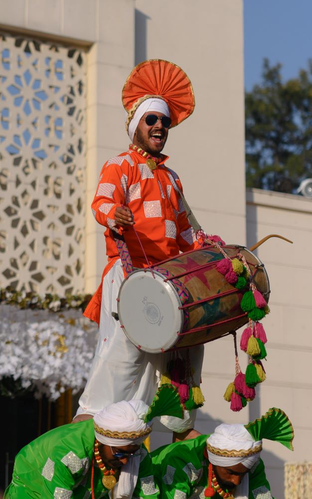 Musikant auf indischer Hochzeit mit Trommel