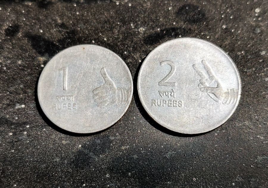 Ein und Zwei Rupee Münzen