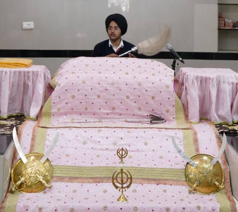 Guru Granth Sahib auf Altar