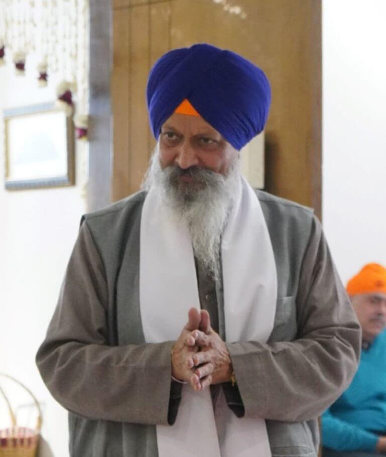 Sikh mit langem weißen Bart und blauem Turban