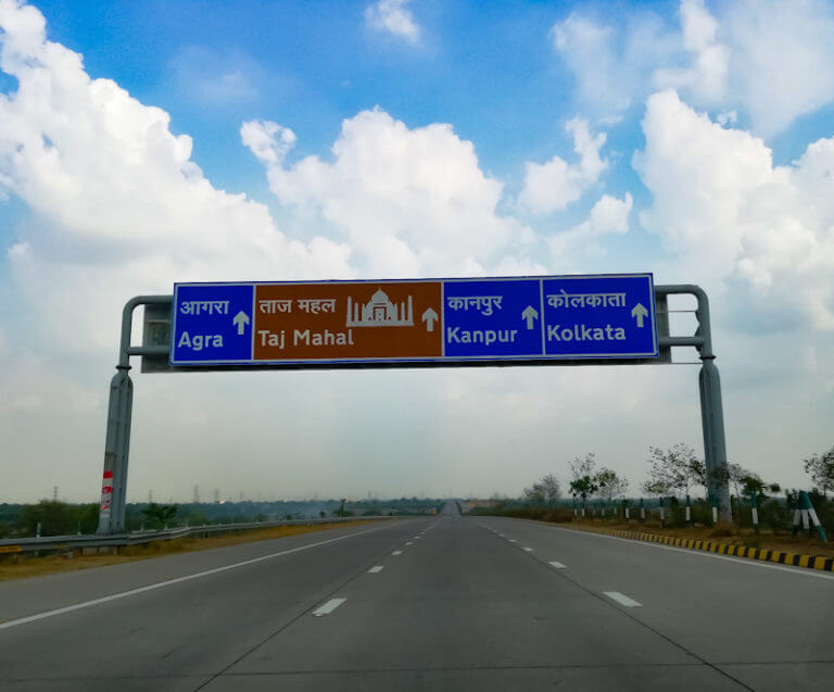 Straßenschild auf Delhi Agra Highway auf dem Weg zu Taj Mahal Indien