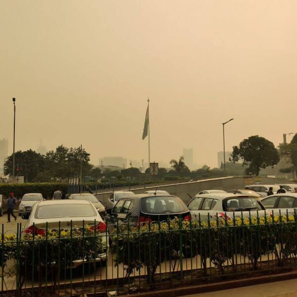 Indische Flagge bei hoher Luftverschmutzung Connaught Place Neu-Delhi