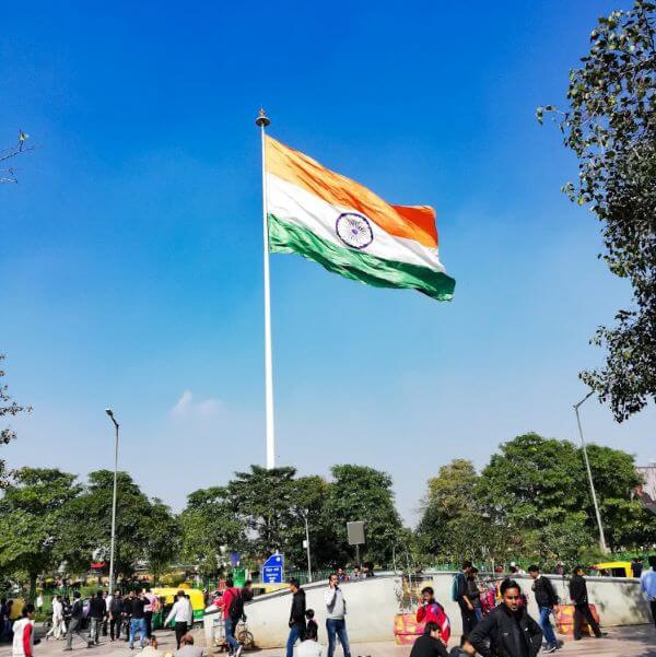 Indische Flagge vor blauem Himmel Connaught Place Neu-Delhi