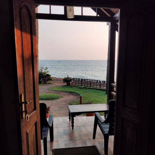 Blick aus Hütte aufs Meer Varkala Kerala Südindien Indien